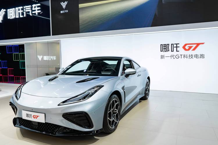 成都229哪吒汽车在智能汽车领域的表现，领途汽车在新能源汽车市场中的影响力